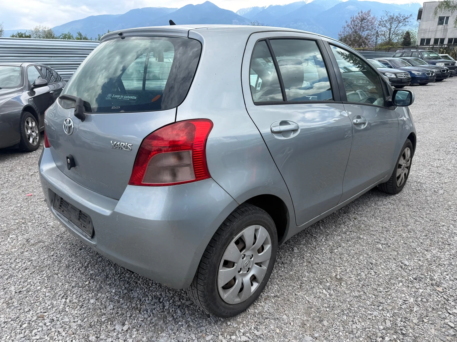 Toyota Yaris 1.0 Benzin, снимка 7 - Автомобили и джипове - 54397574