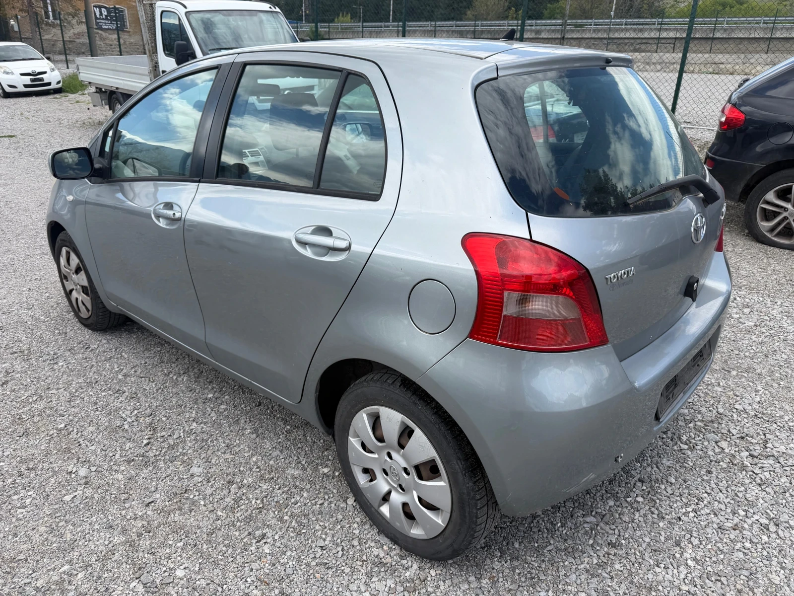 Toyota Yaris 1.0 Benzin, снимка 2 - Автомобили и джипове - 54397574