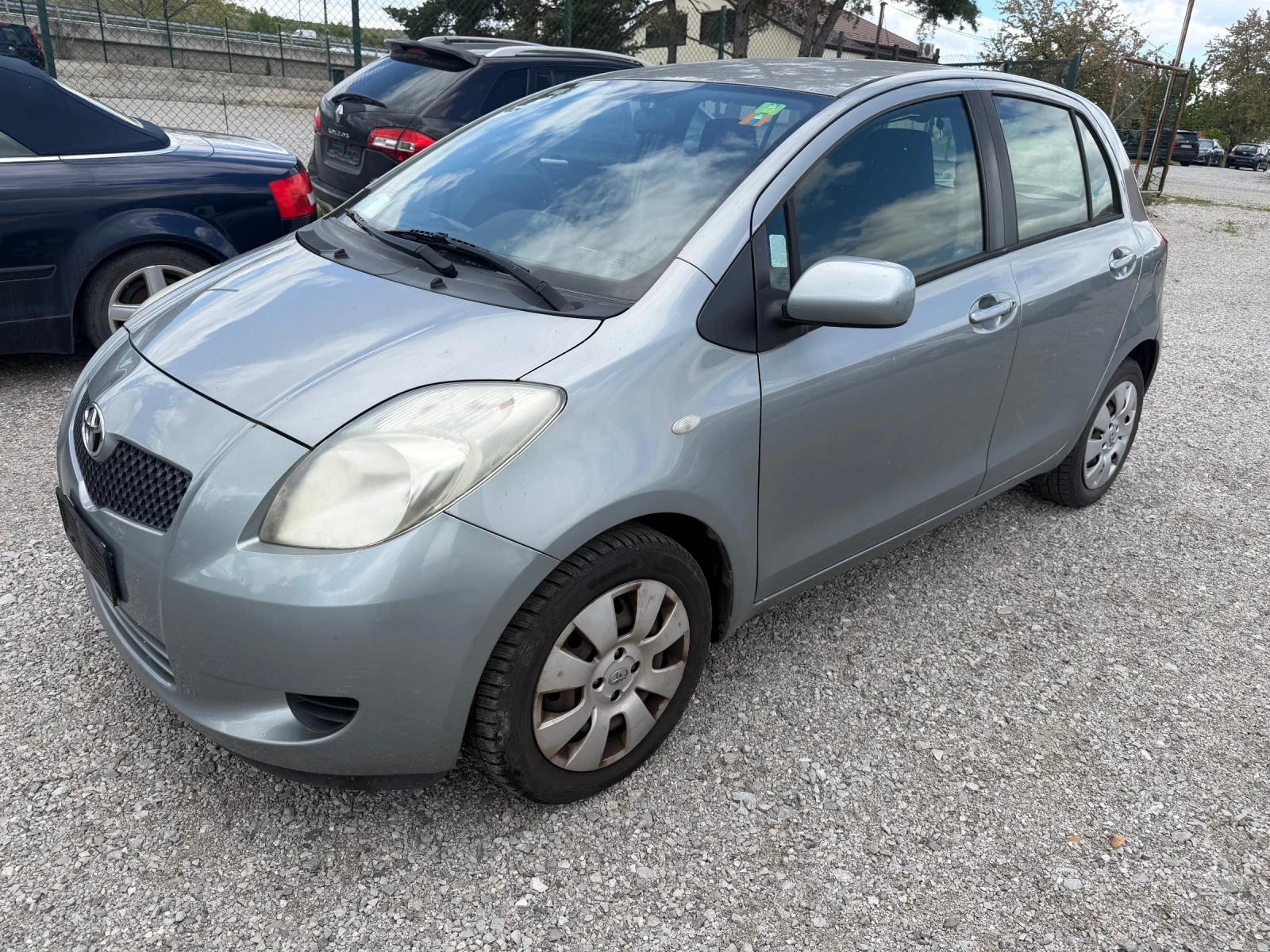 Toyota Yaris 1.0 Benzin, снимка 3 - Автомобили и джипове - 54397574