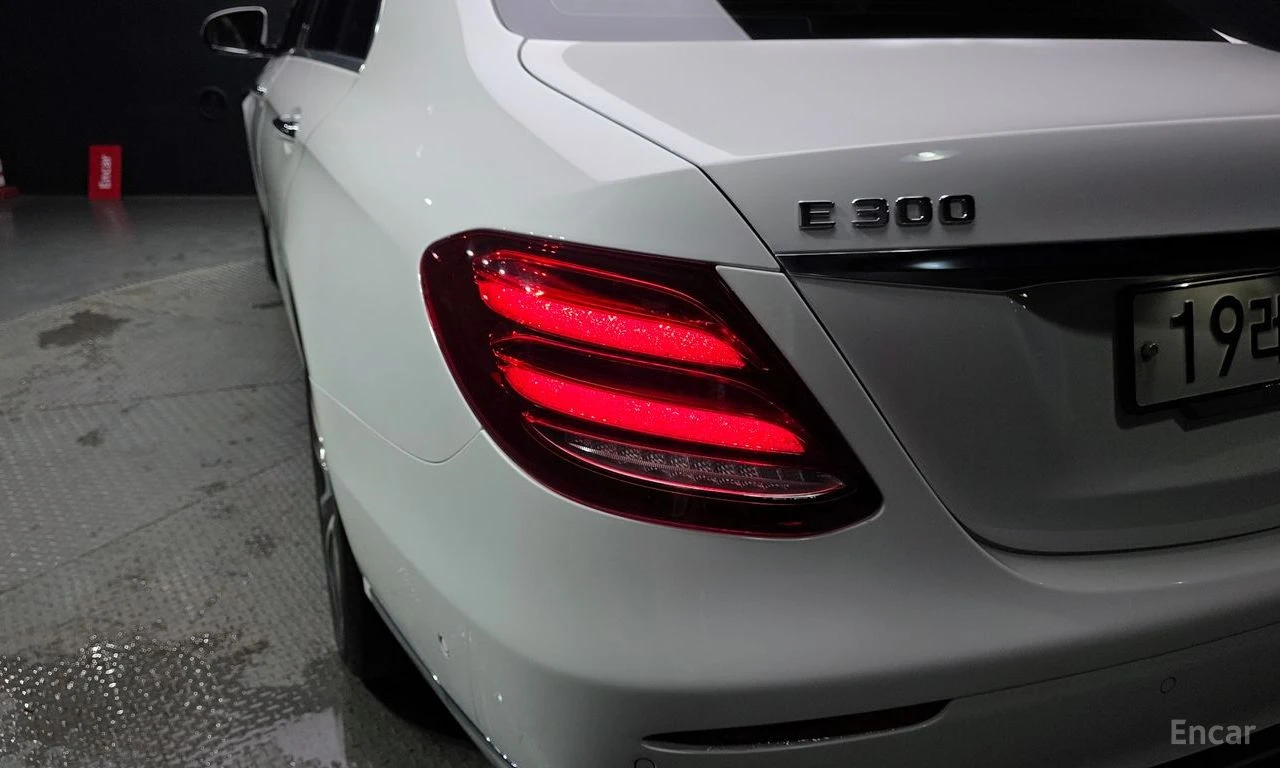Mercedes-Benz E 300 * ФИКСИРАНА ЦЕНА ДО БЪЛГАРИЯ * АВТОКРЕДИТ, снимка 8 - Автомобили и джипове - 55421726