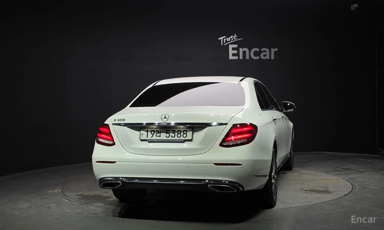 Mercedes-Benz E 300 * ФИКСИРАНА ЦЕНА ДО БЪЛГАРИЯ * АВТОКРЕДИТ, снимка 4 - Автомобили и джипове - 55421726