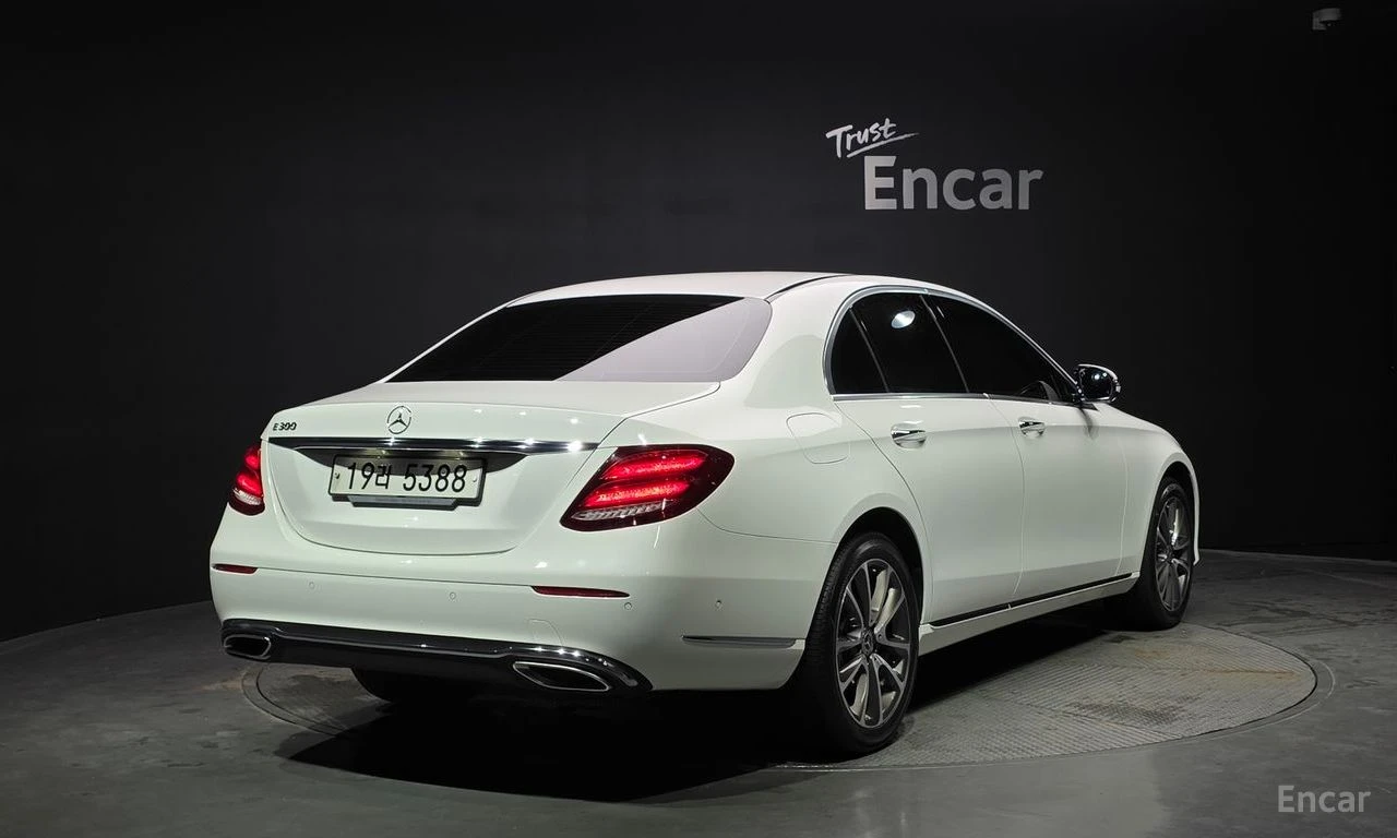 Mercedes-Benz E 300 * ФИКСИРАНА ЦЕНА ДО БЪЛГАРИЯ * АВТОКРЕДИТ, снимка 2 - Автомобили и джипове - 55421726