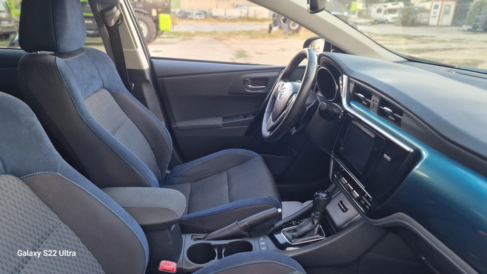 Toyota Auris 1.2i Blue Edition дистроник Keyless панорама, снимка 12 - Автомобили и джипове - 56038264
