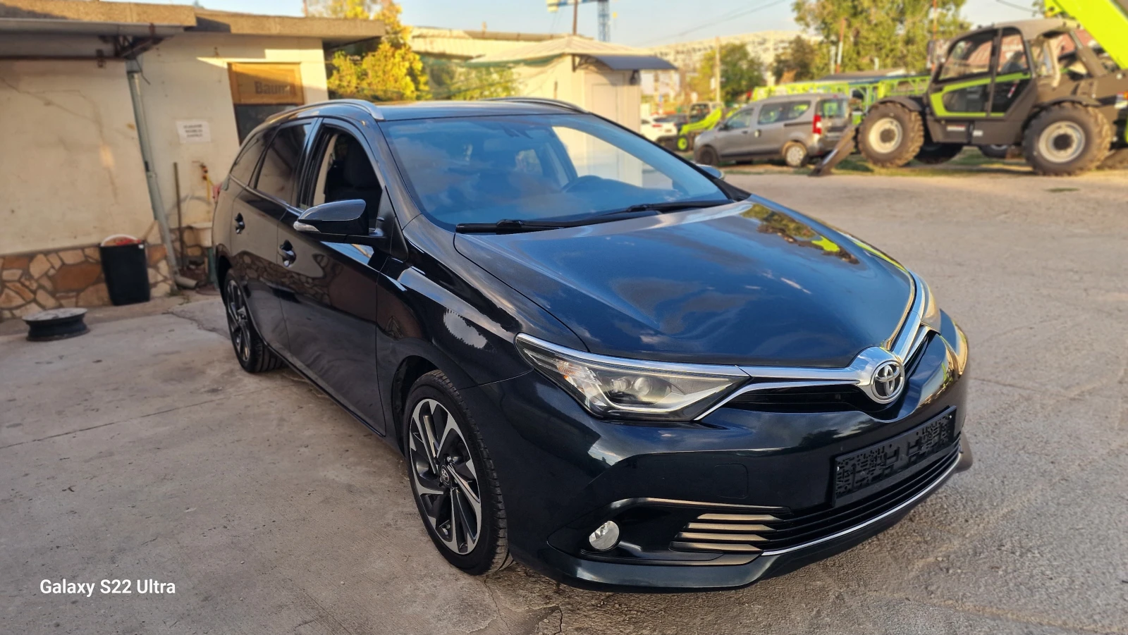 Toyota Auris 1.2i Blue Edition дистроник Keyless панорама, снимка 3 - Автомобили и джипове - 56038264
