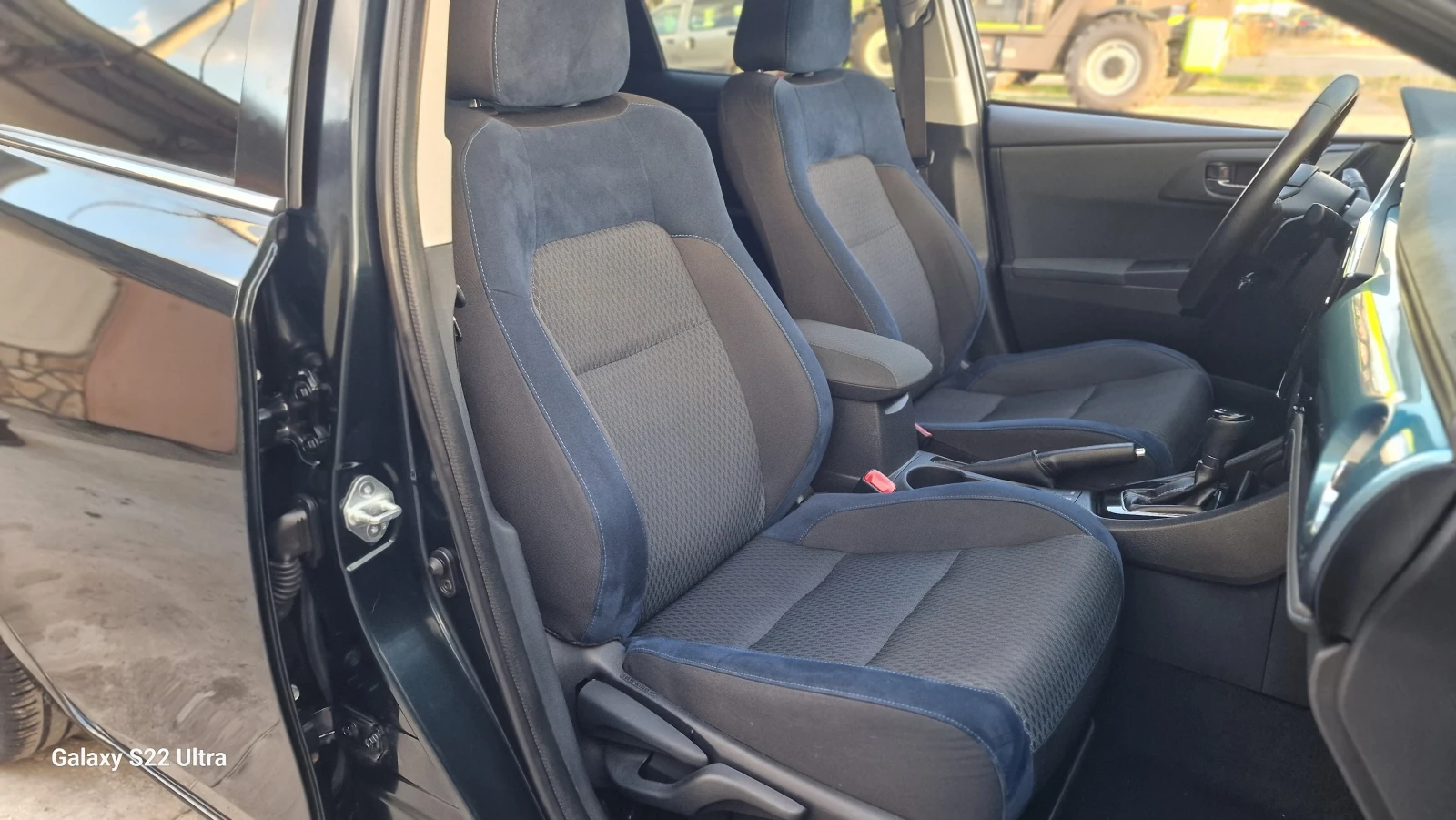Toyota Auris 1.2i Blue Edition дистроник Keyless панорама, снимка 9 - Автомобили и джипове - 56038264