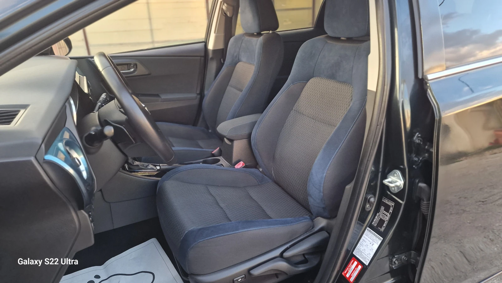 Toyota Auris 1.2i Blue Edition дистроник Keyless панорама, снимка 8 - Автомобили и джипове - 56038264