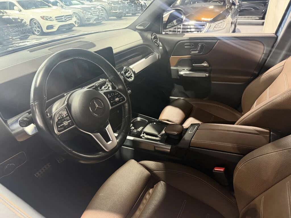 Mercedes-Benz GLB 250 4MATIC* AMG* BURMESTER* DISTRONIC* 360 CAM* ПАНО, снимка 2 - Автомобили и джипове - 55212539