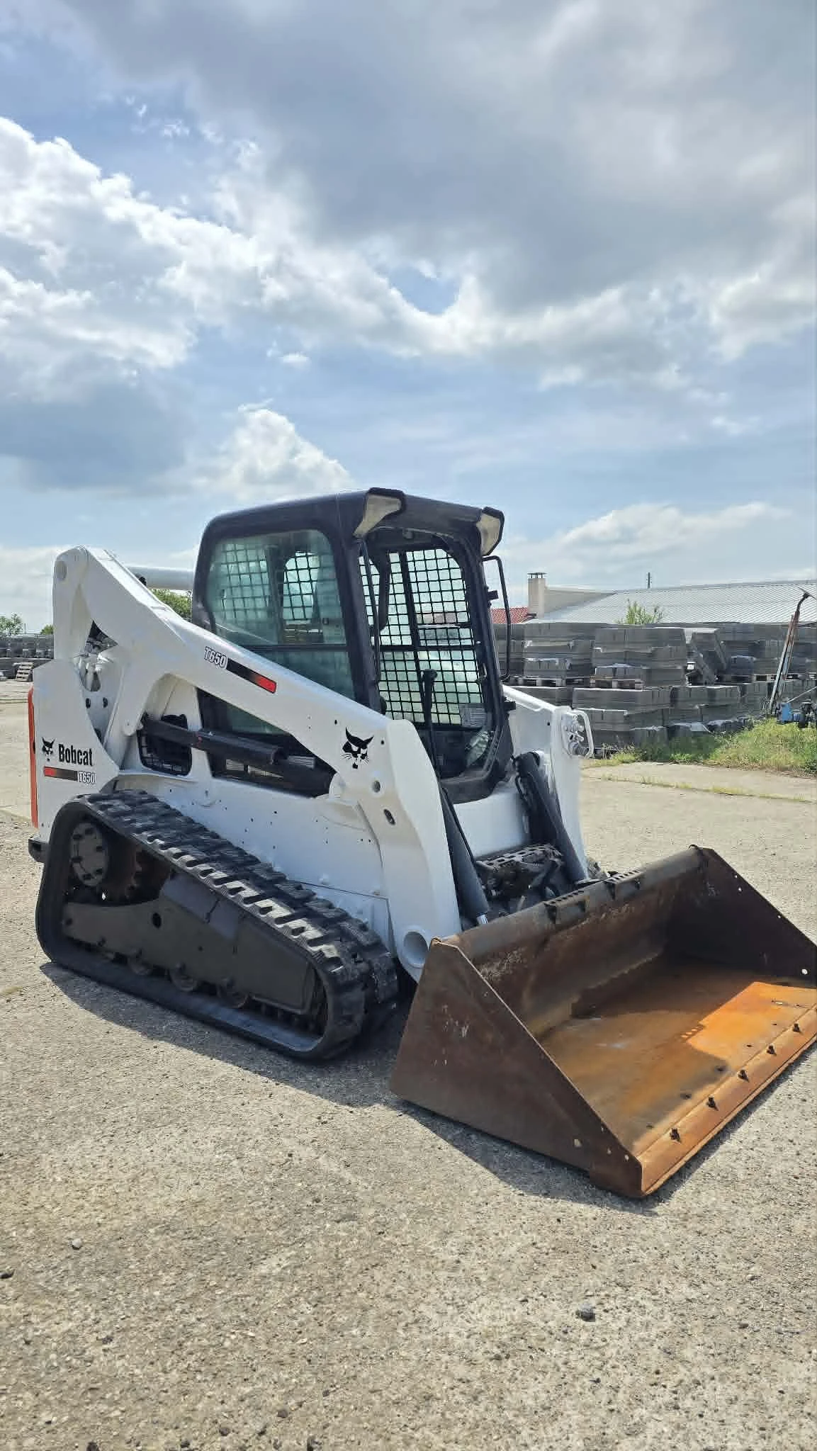 Мини челни товарачи Bobcat T650
