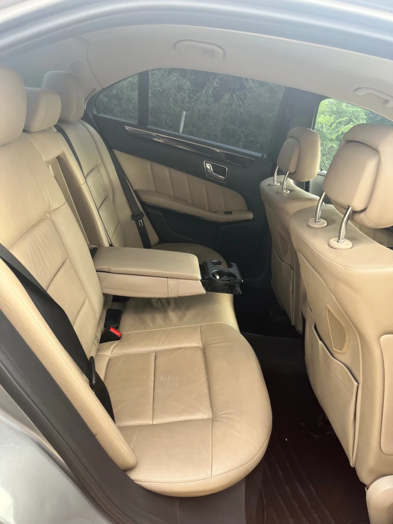 Mercedes-Benz E 220, снимка 11 - Автомобили и джипове - 50855121