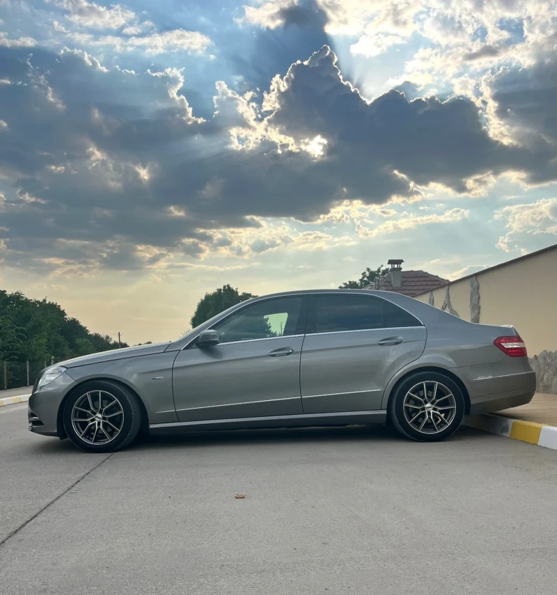 Mercedes-Benz E 220, снимка 6 - Автомобили и джипове - 50855121