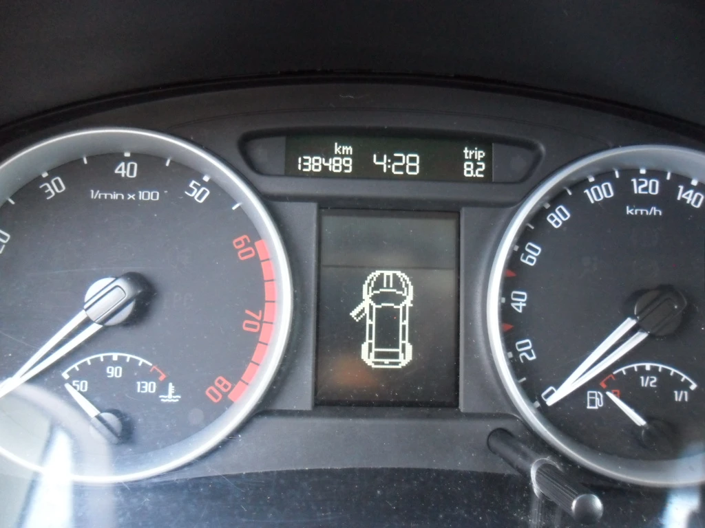 Skoda Fabia 1.6i Sport AVTOMAT - изображение 9