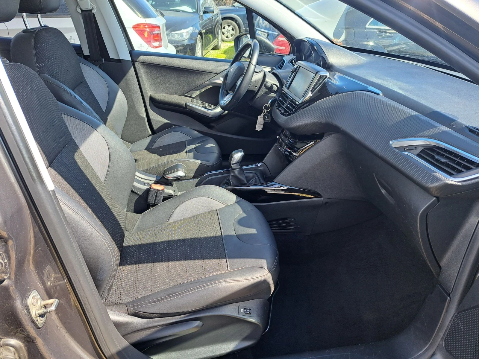 Peugeot 2008 Бензин 110 к. , снимка 11 - Автомобили и джипове - 54181759