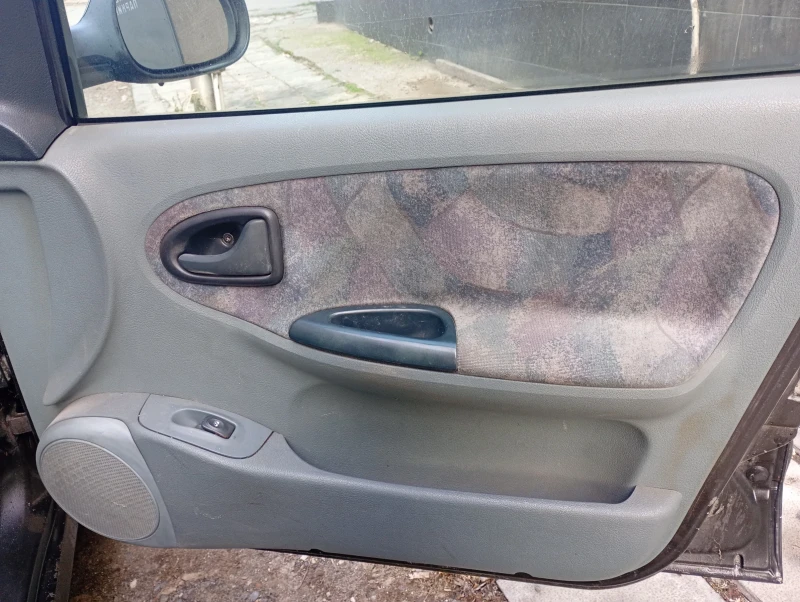 Renault Megane 1.6 Бензин Климатик Нови Гуми , снимка 6 - Автомобили и джипове - 53185941