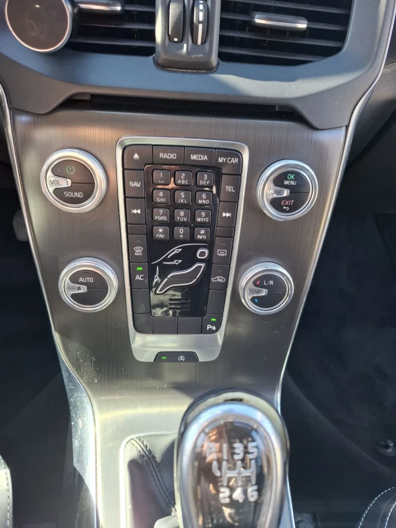 Volvo V40, снимка 15 - Автомобили и джипове - 53294195