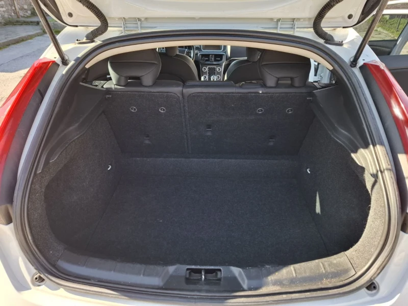 Volvo V40, снимка 11 - Автомобили и джипове - 53294195