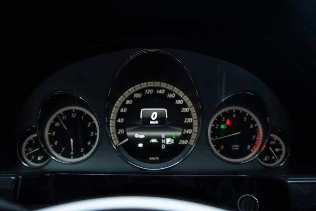 Mercedes-Benz E 300 AвтоКредит* (ЦЕНА ДО БГ), снимка 12 - Автомобили и джипове - 53987030