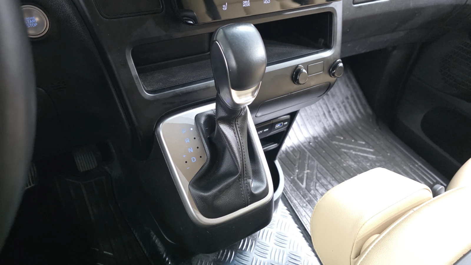 Hyundai Staria Modern* BLIND SPOT* ПОДГРЕВ ВОЛАН* КРАЙНА ЦЕНА, снимка 9 - Автомобили и джипове - 55348372