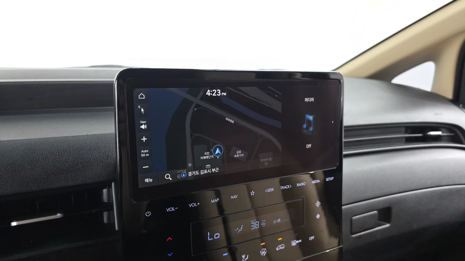 Hyundai Staria Modern* BLIND SPOT* ПОДГРЕВ ВОЛАН* КРАЙНА ЦЕНА, снимка 13 - Автомобили и джипове - 55348372