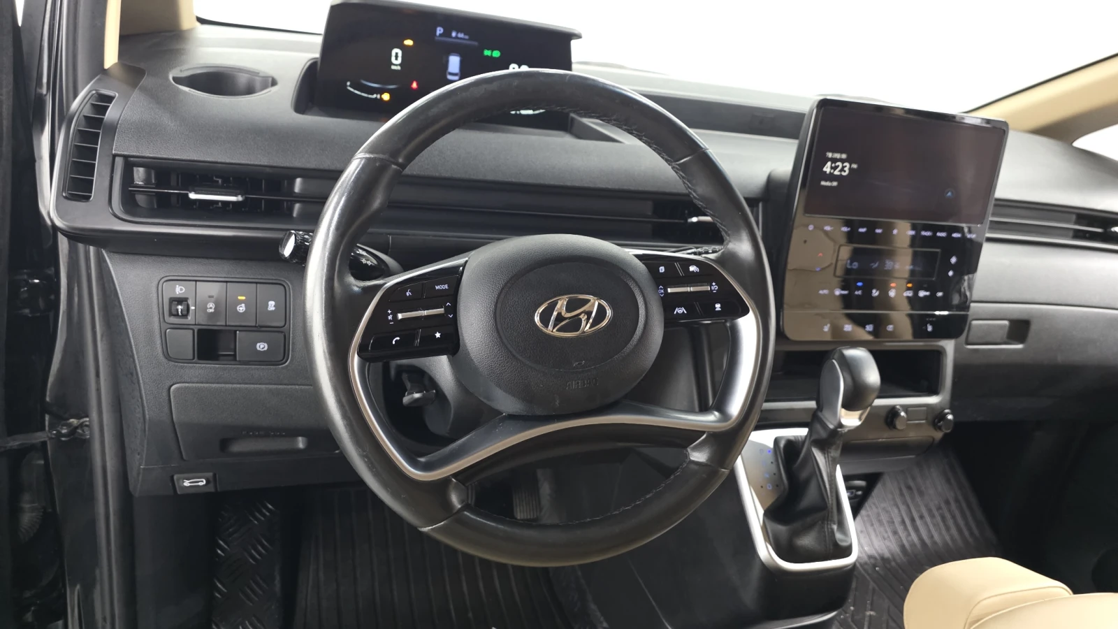 Hyundai Staria Modern* BLIND SPOT* ПОДГРЕВ ВОЛАН* КРАЙНА ЦЕНА, снимка 12 - Автомобили и джипове - 55348372