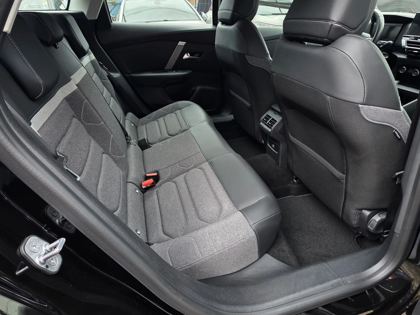 Citroen C4 1.2 PureTech Feel Pack EAT8, снимка 13 - Автомобили и джипове - 56297671