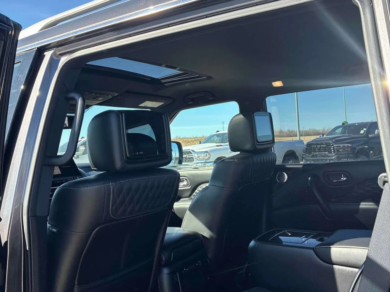 Infiniti QX80 LUXE 7 PASSENGER| DISTR| 360| ПОДГР| ОБДУХ| ШИБИДА, снимка 12 - Автомобили и джипове - 54567872