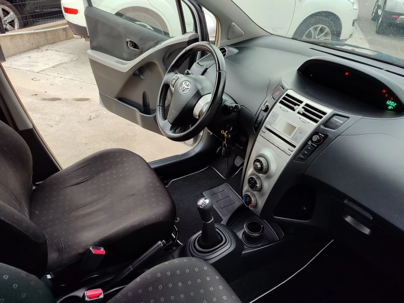 Toyota Yaris 1.0i 69k.c Euro4, снимка 13 - Автомобили и джипове - 44972082