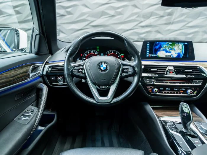 BMW 540 i* XDRIVE* PANO* SPOT LINE* CAM* MEMORY* ПОДГРЕВ* , снимка 13 - Автомобили и джипове - 54940218