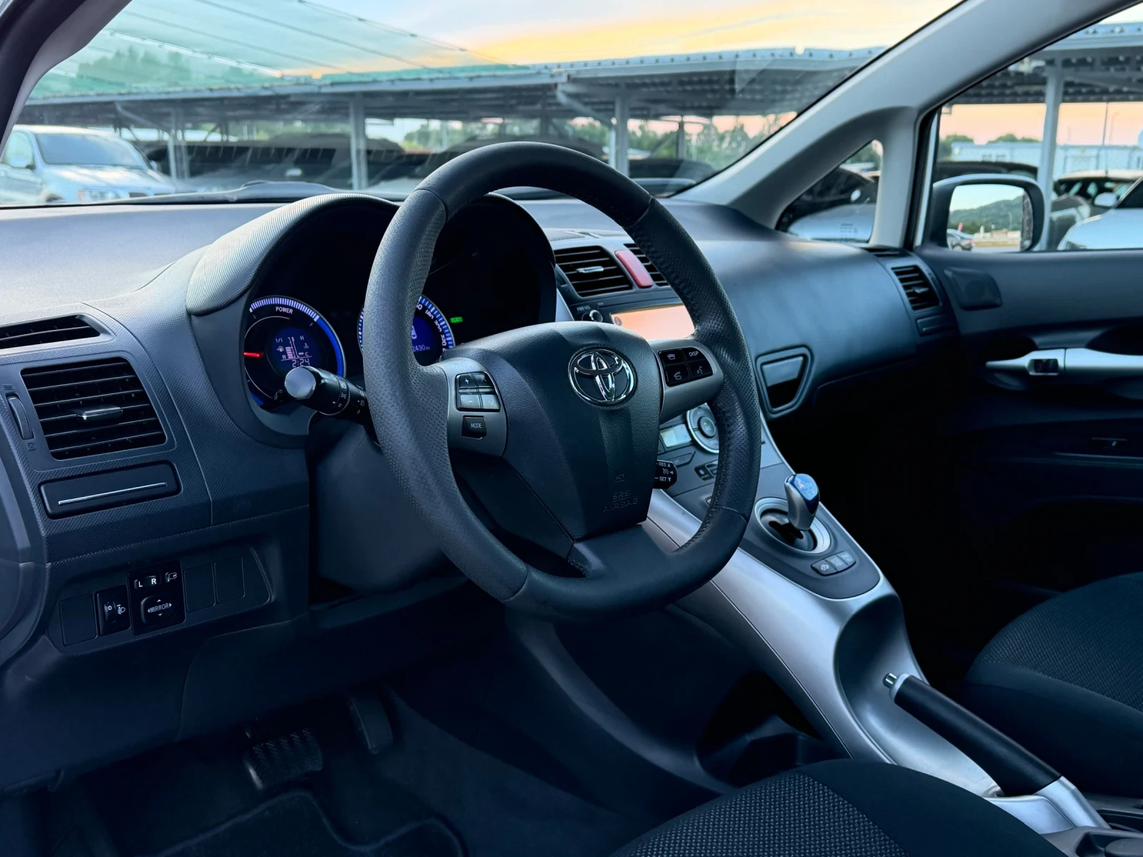 Toyota Auris 1.8i HYBRID АВТОМАТ ИТАЛИЯ, снимка 6 - Автомобили и джипове - 55063399