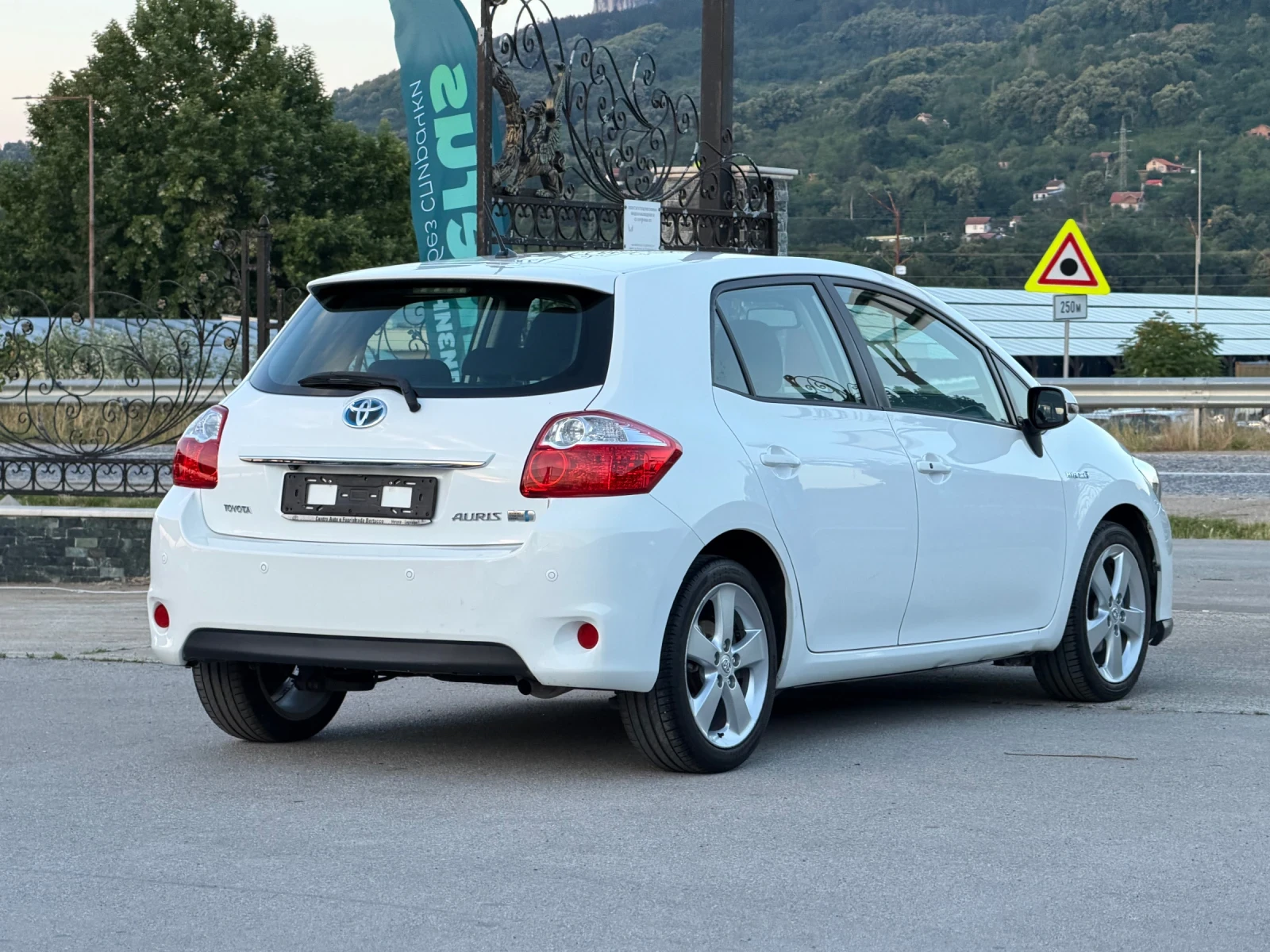 Toyota Auris 1.8i HYBRID АВТОМАТ ИТАЛИЯ, снимка 14 - Автомобили и джипове - 55063399
