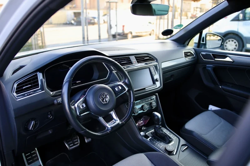 VW Tiguan R-line/ Distronic/ 360 camera/ Panorama/ Dynaudio, снимка 6 - Автомобили и джипове - 48101499