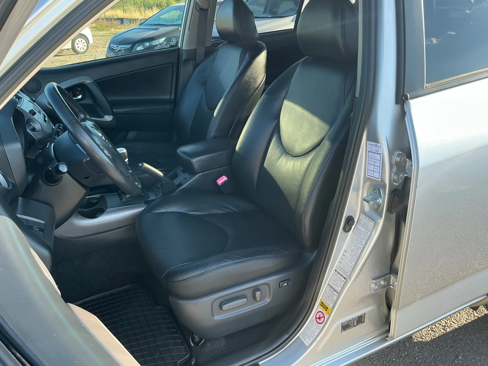 Toyota Rav4 2.2D4D, снимка 14 - Автомобили и джипове - 55737350