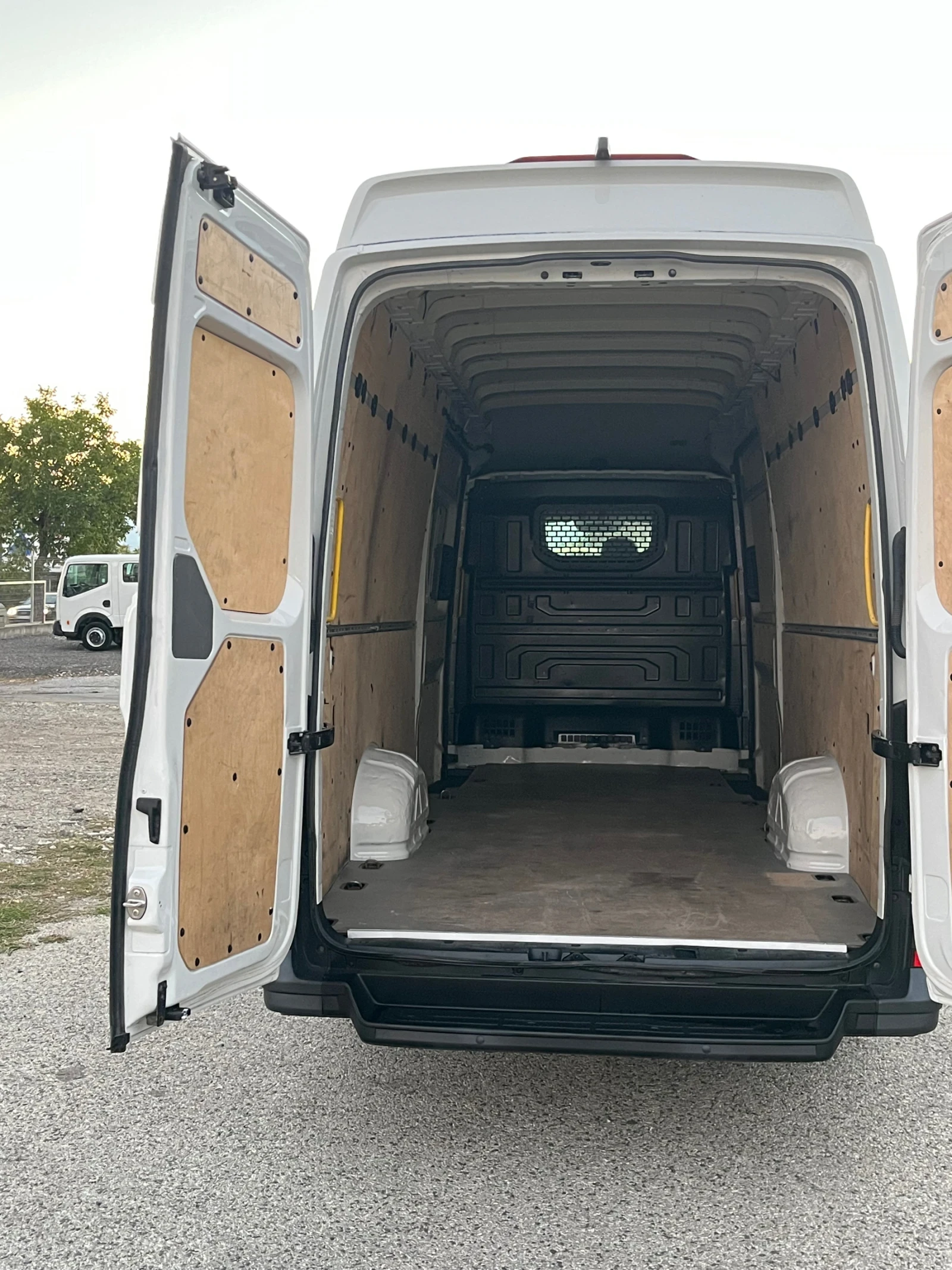 VW Crafter 2.0 TDI XXL, снимка 14 - Бусове и автобуси - 55999805