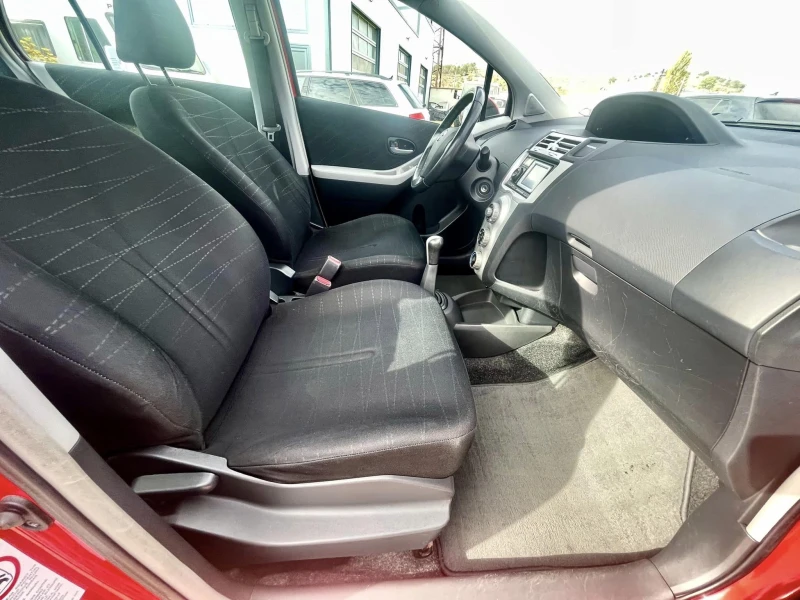 Toyota Yaris 1.3, снимка 14 - Автомобили и джипове - 47804075