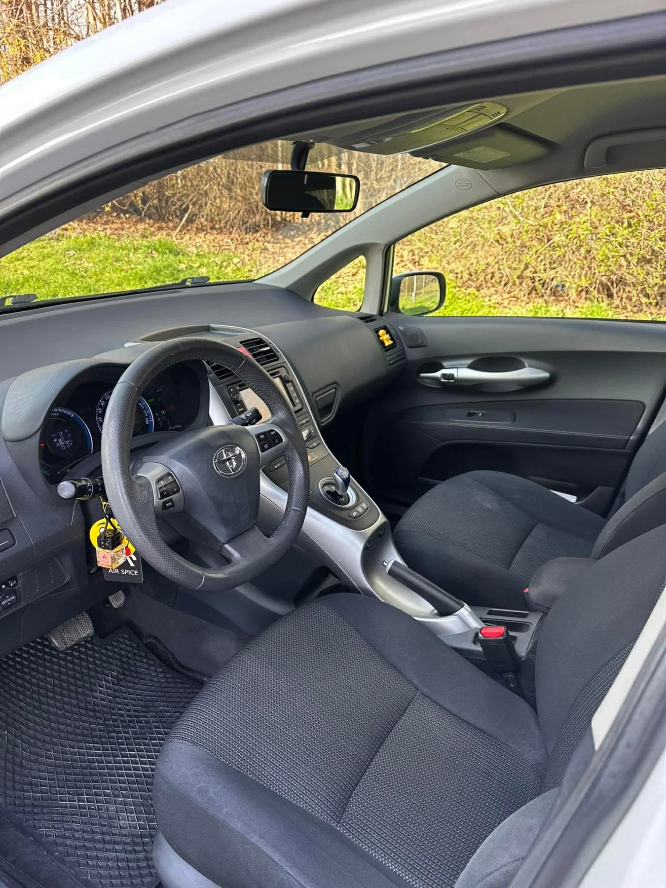 Toyota Auris 1.8 HSD Hybrid, снимка 10 - Автомобили и джипове - 54222396