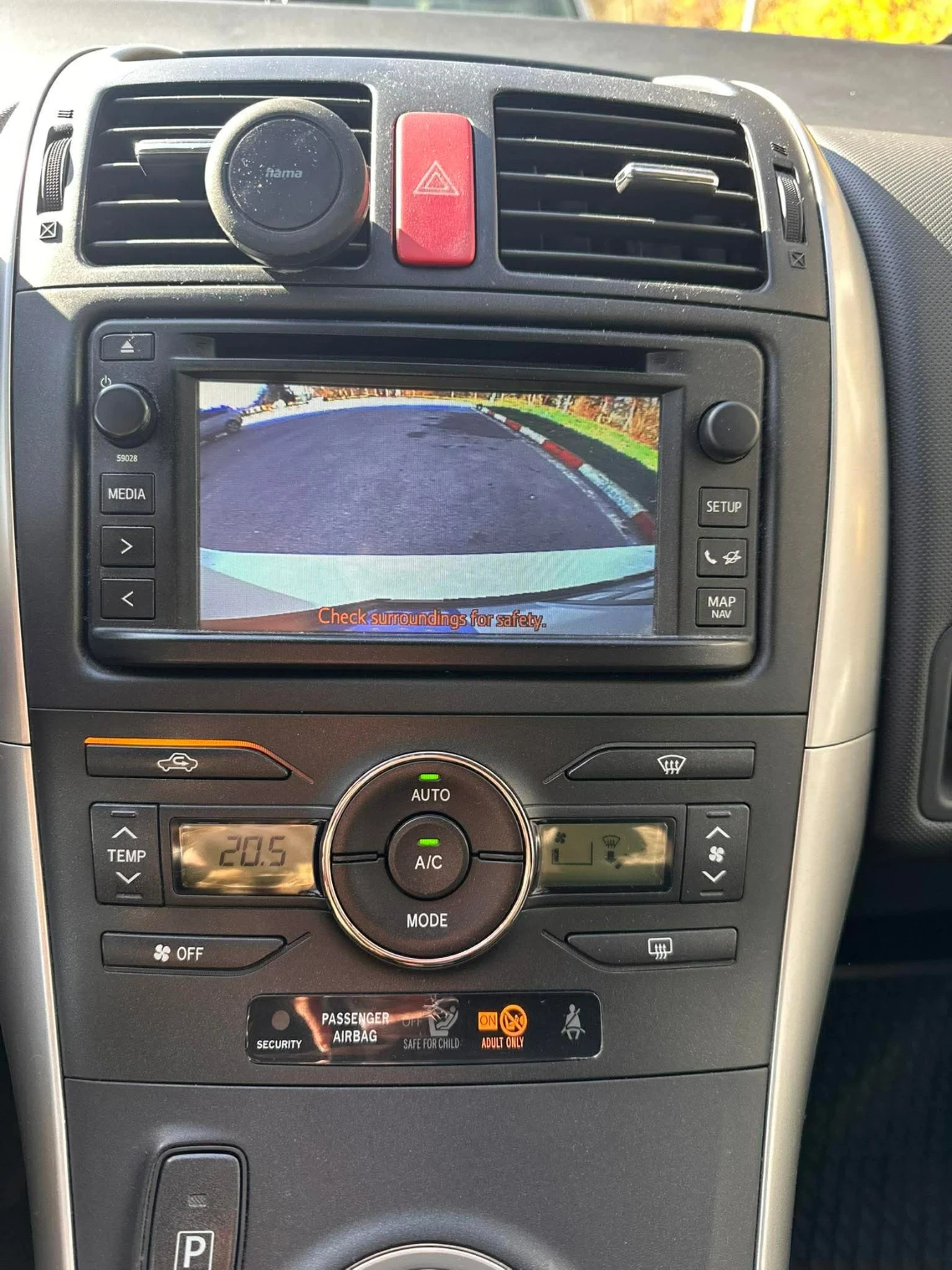 Toyota Auris 1.8 HSD Hybrid, снимка 11 - Автомобили и джипове - 54222396