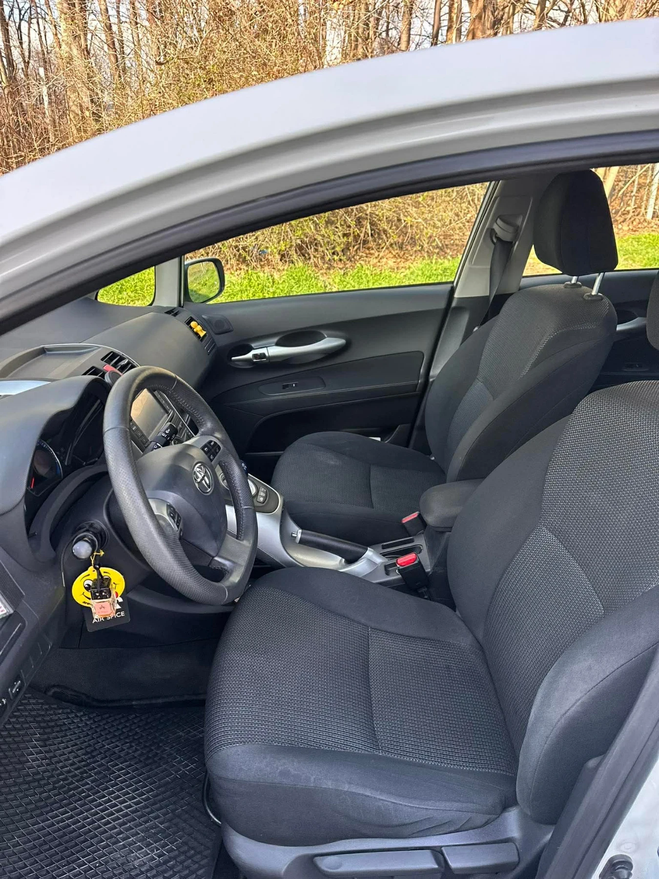 Toyota Auris 1.8 HSD Hybrid, снимка 9 - Автомобили и джипове - 54222396