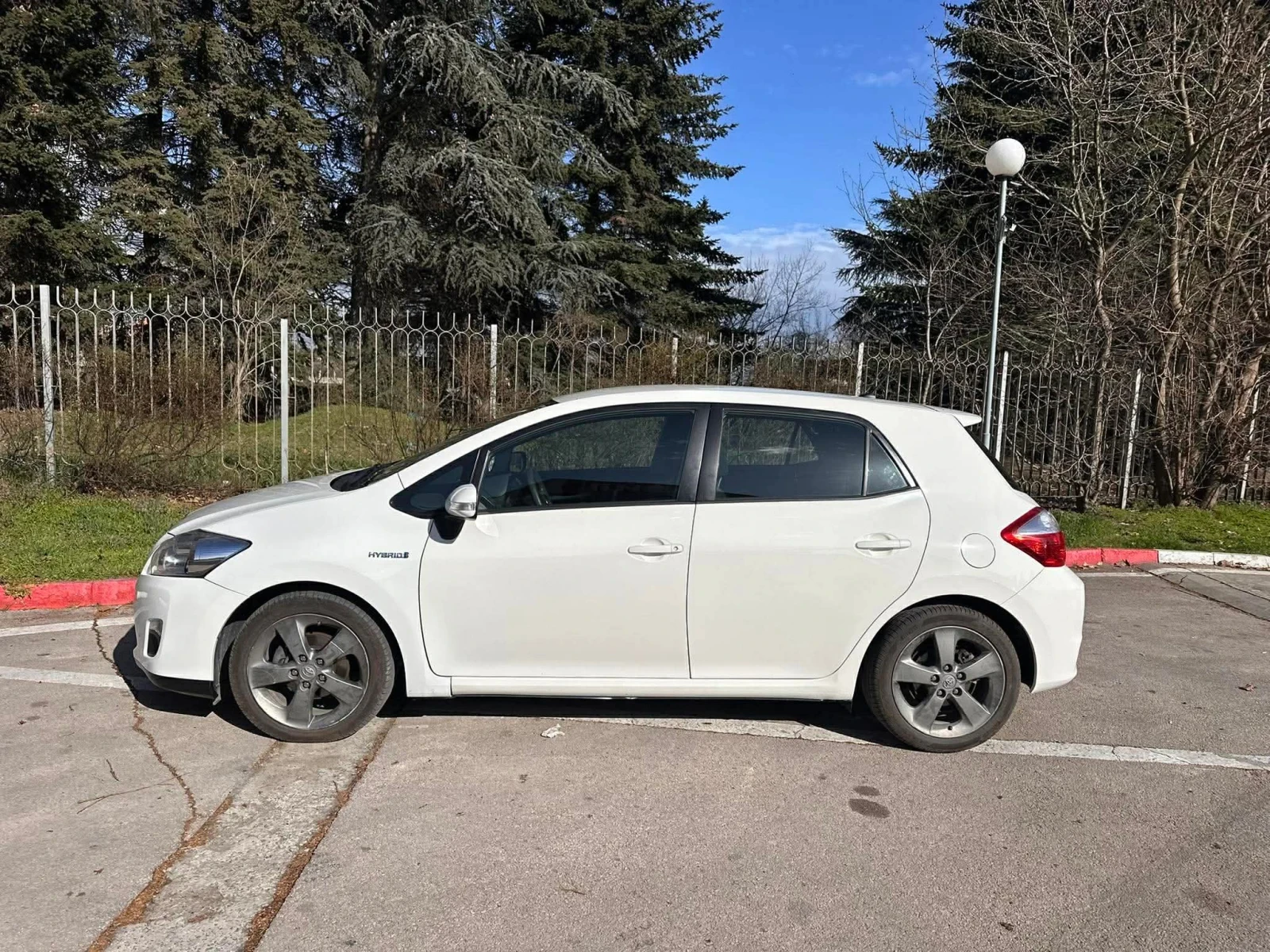 Toyota Auris 1.8 HSD Hybrid, снимка 7 - Автомобили и джипове - 54222396
