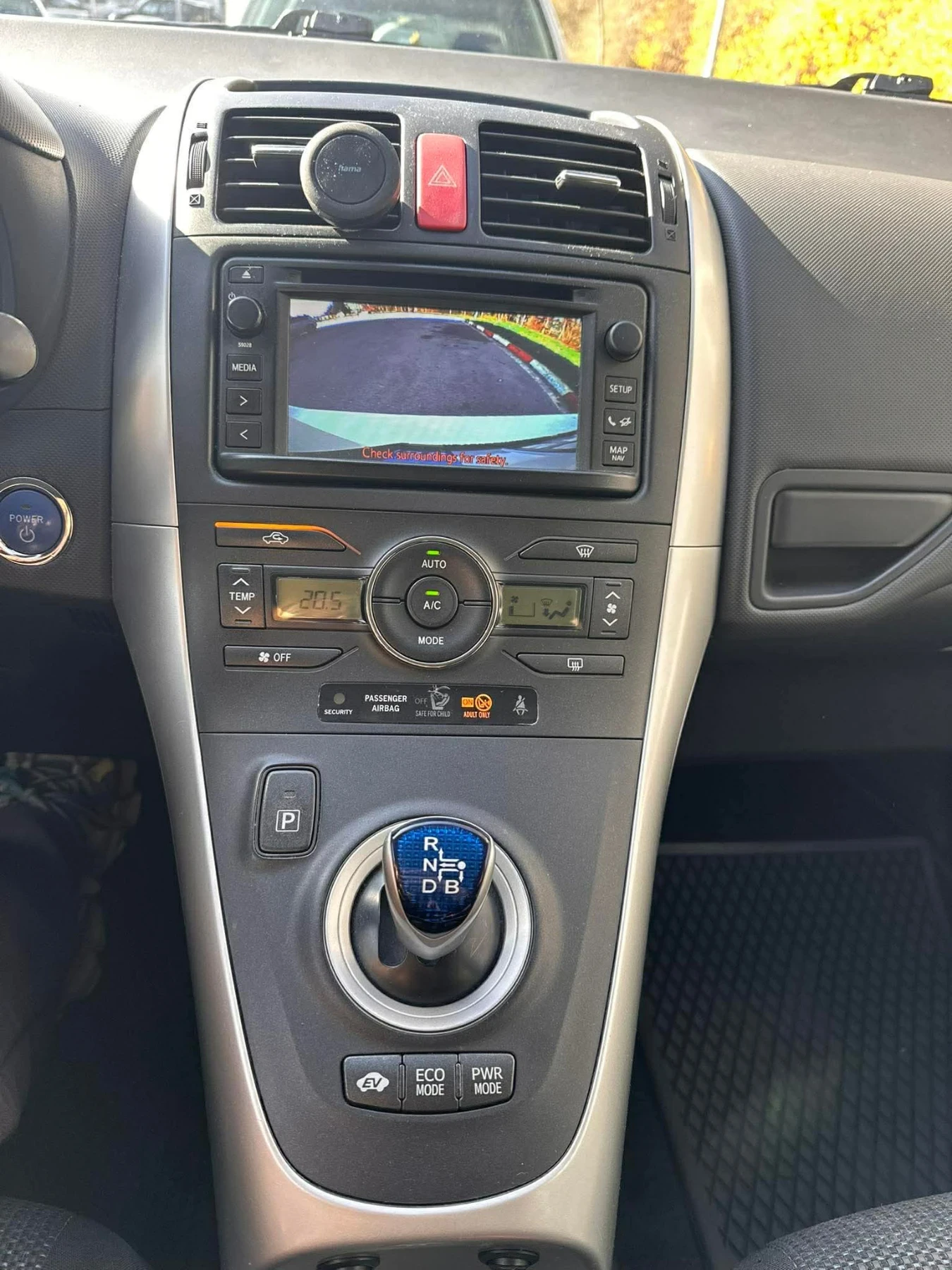 Toyota Auris 1.8 HSD Hybrid, снимка 13 - Автомобили и джипове - 54222396