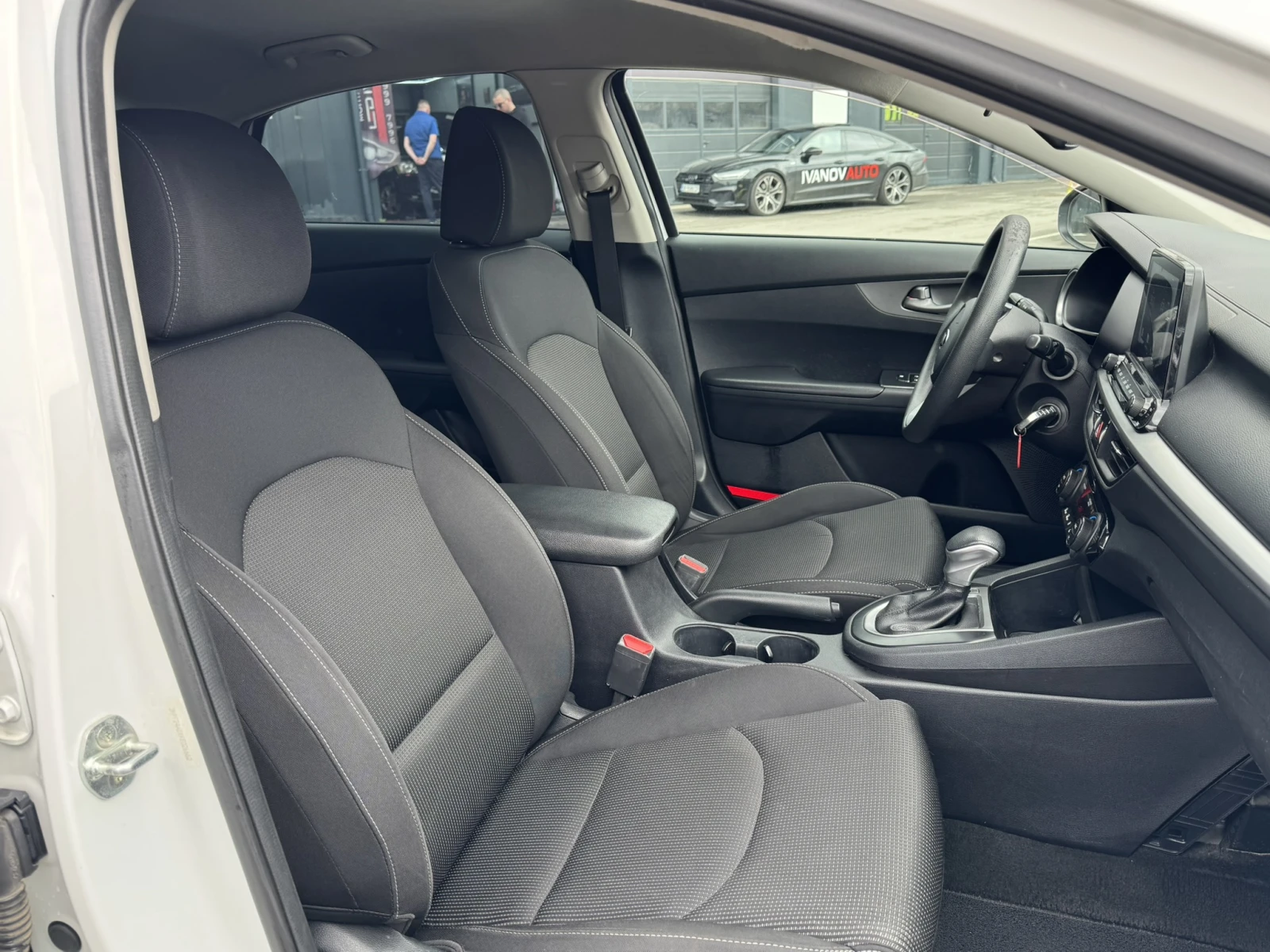 Kia Ceed Forte Fe, снимка 8 - Автомобили и джипове - 54662967