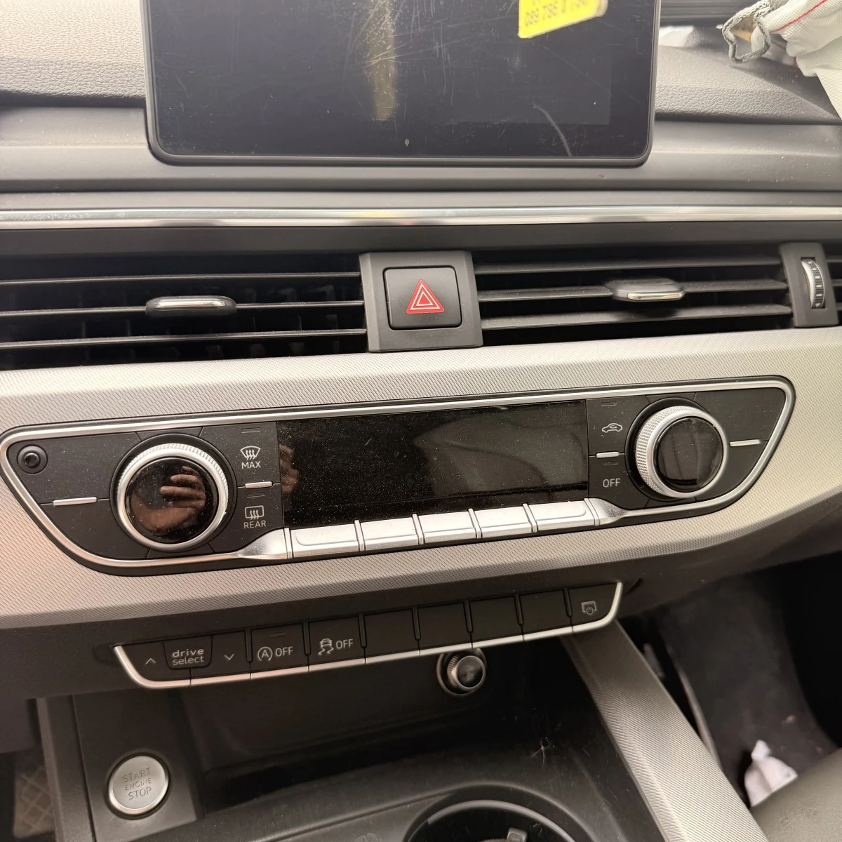 Въздуховод централен Audi A4 B9 8W 8W1820951