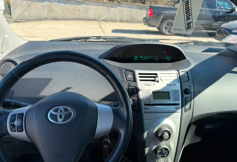 Toyota Yaris 1.3i 87hp, снимка 11 - Автомобили и джипове - 49412024