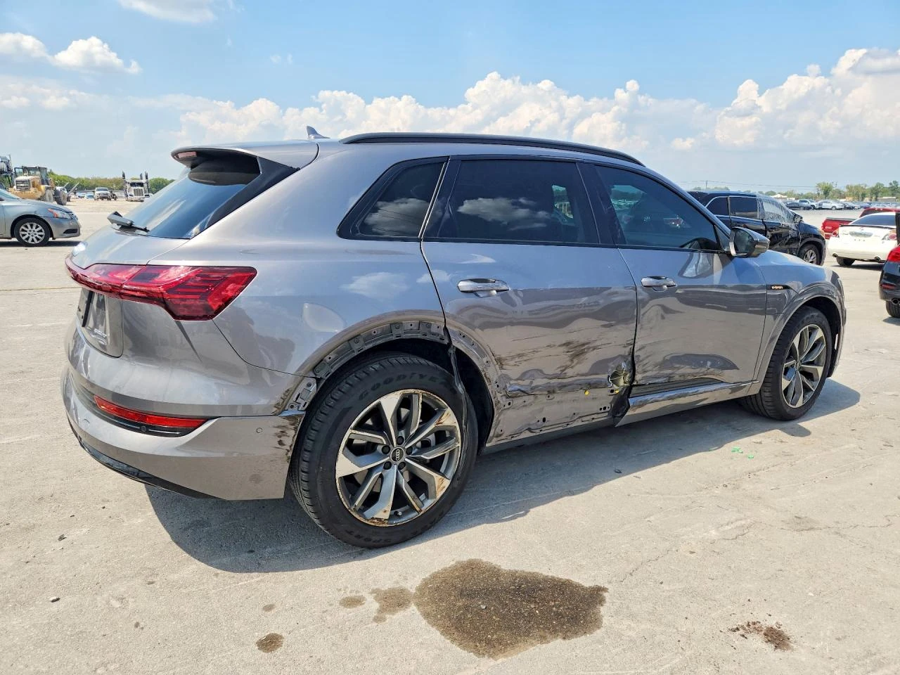 Audi E-Tron Premium Plus, снимка 3 - Автомобили и джипове - 56314693