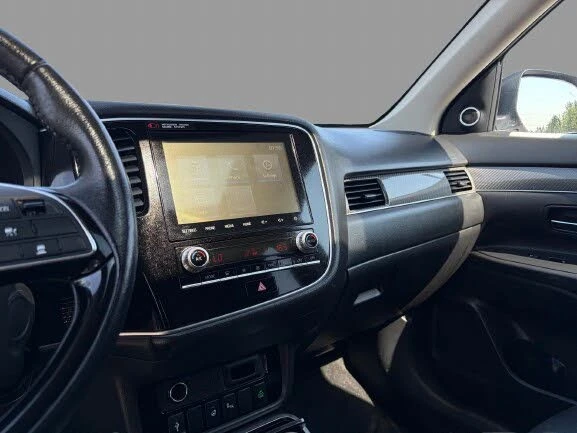 Mitsubishi Outlander * ПАНО* KEYLESS* Camera* ПОДГРЕВ* , снимка 15 - Автомобили и джипове - 55432939