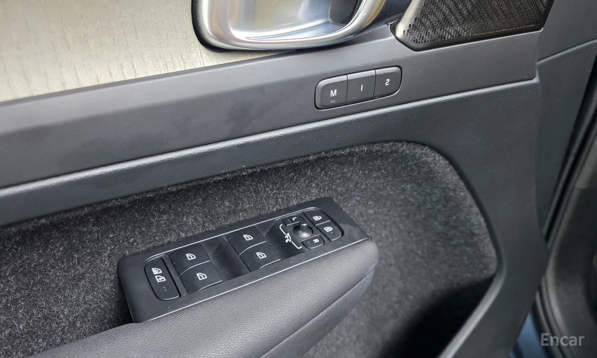 Volvo XC40, снимка 13 - Автомобили и джипове - 53970860