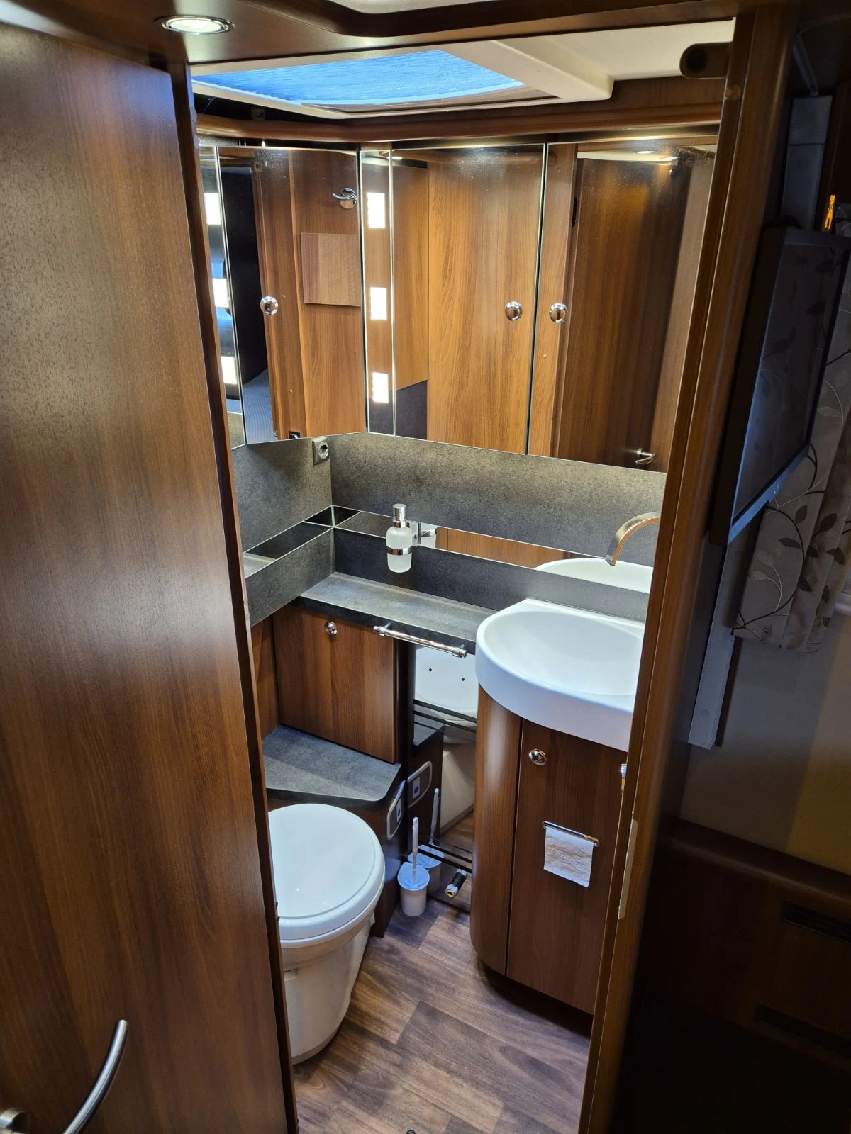 ������ Carthago E-Line I51QB | Mobile.bg � ����������� 11