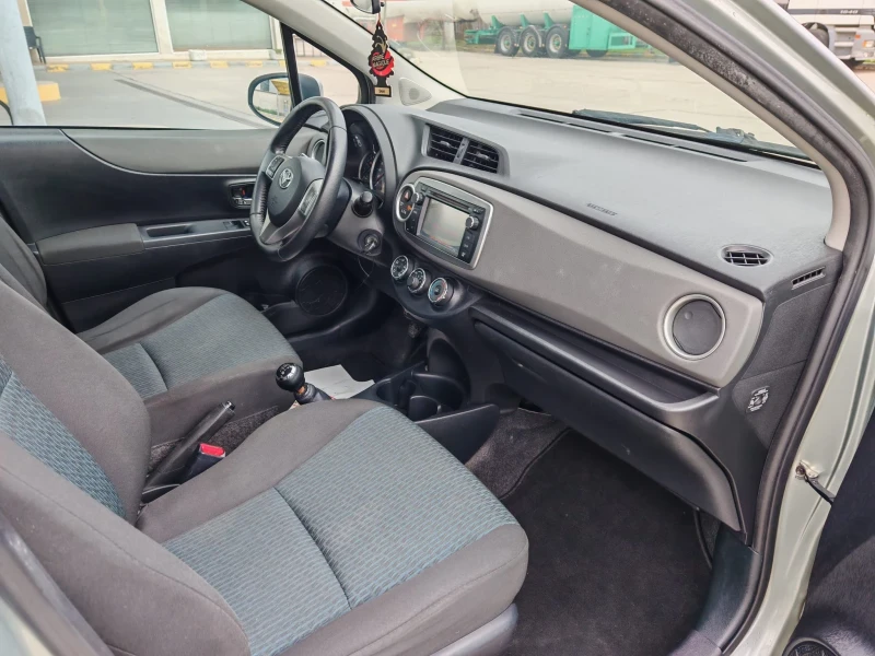 Toyota Yaris 1.0 i, снимка 10 - Автомобили и джипове - 44290479