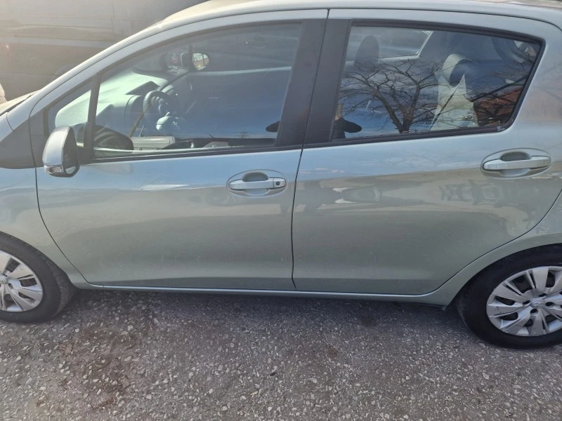 Toyota Yaris 1.0 i, снимка 4 - Автомобили и джипове - 44290479