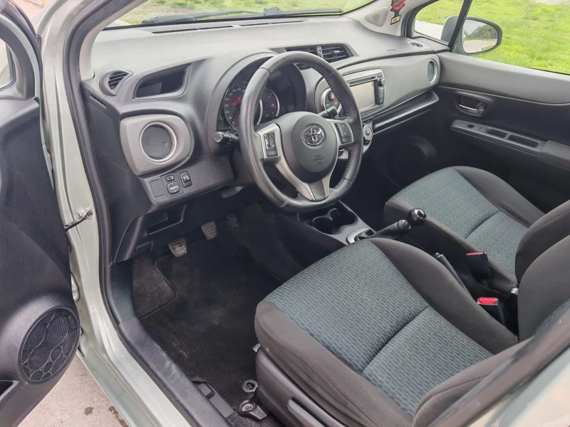 Toyota Yaris 1.0 i, снимка 9 - Автомобили и джипове - 44290479