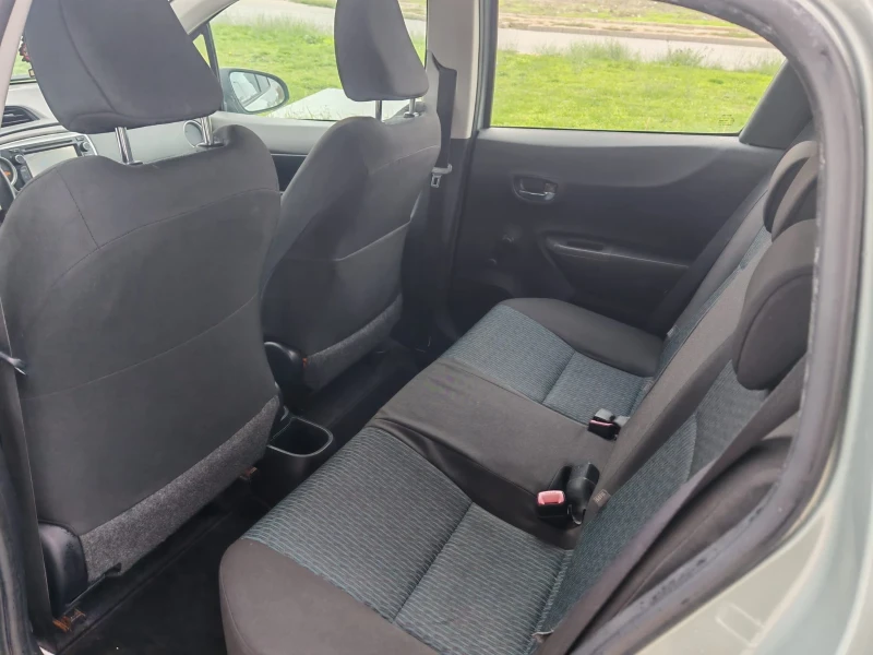 Toyota Yaris 1.0 i, снимка 11 - Автомобили и джипове - 44290479