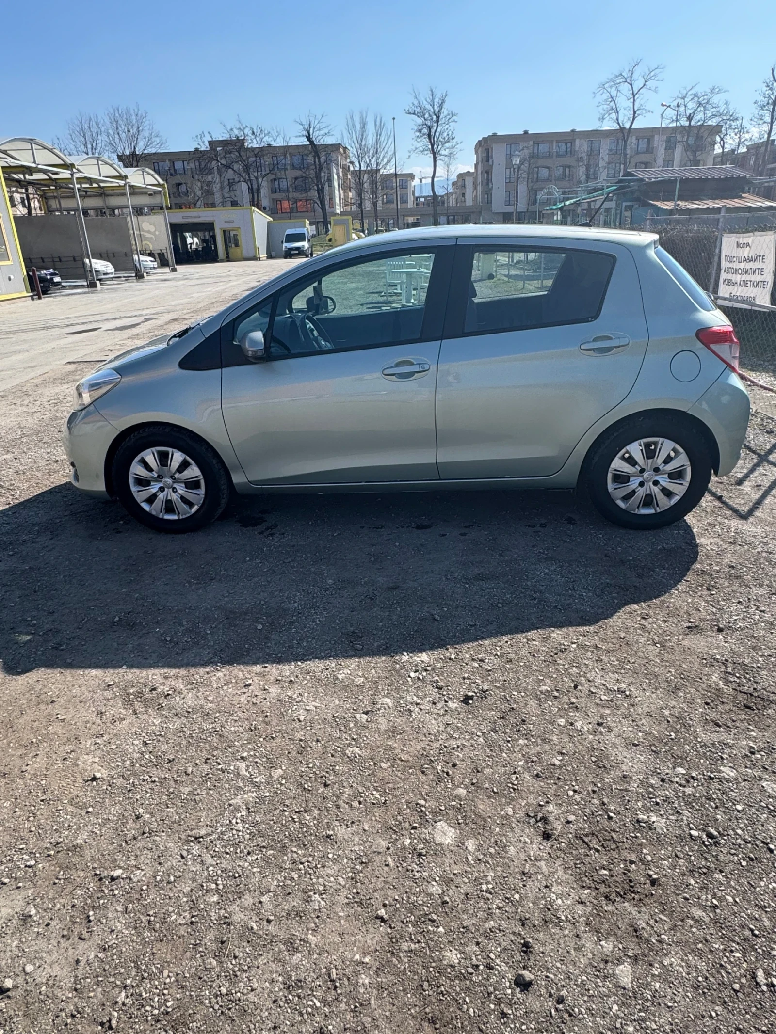 Toyota Yaris 1.0 i, снимка 3 - Автомобили и джипове - 44290479